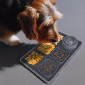Hund frisst von grauer Leckmatte mit Erdnussbutter und Snacks – strukturierte Oberfläche verlangsamt die Nahrungsaufnahme.